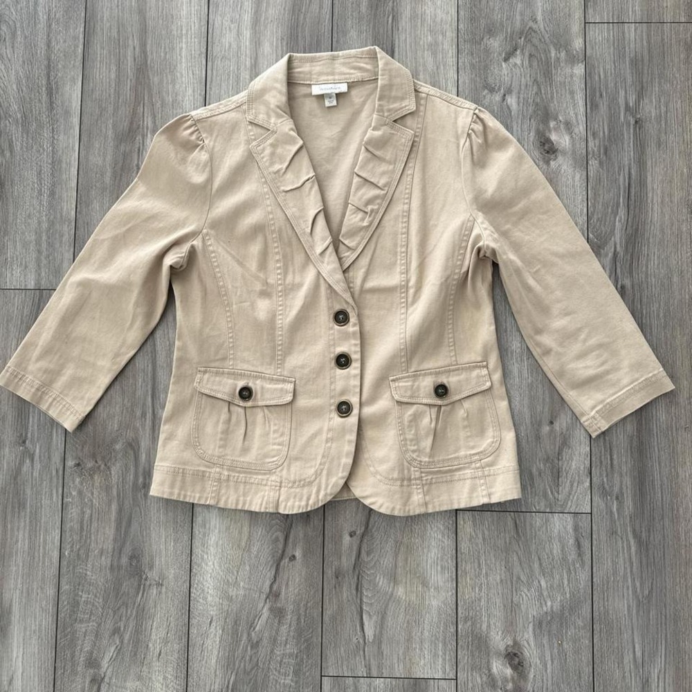 Tan‎ and cream blazer with ruffle detailing on collar and sleeves